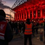 Transferachtige sfeer rond Liverpool met supporters en stadionlichten zonder herkenbare gezichten