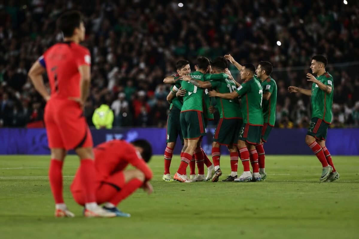 Mexicaanse spelers vieren groepswinst na het WK-duel tegen Zuid-Korea