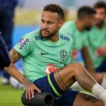 Neymar tijdens een gespannen Braziliaanse trainingscontext op het WK