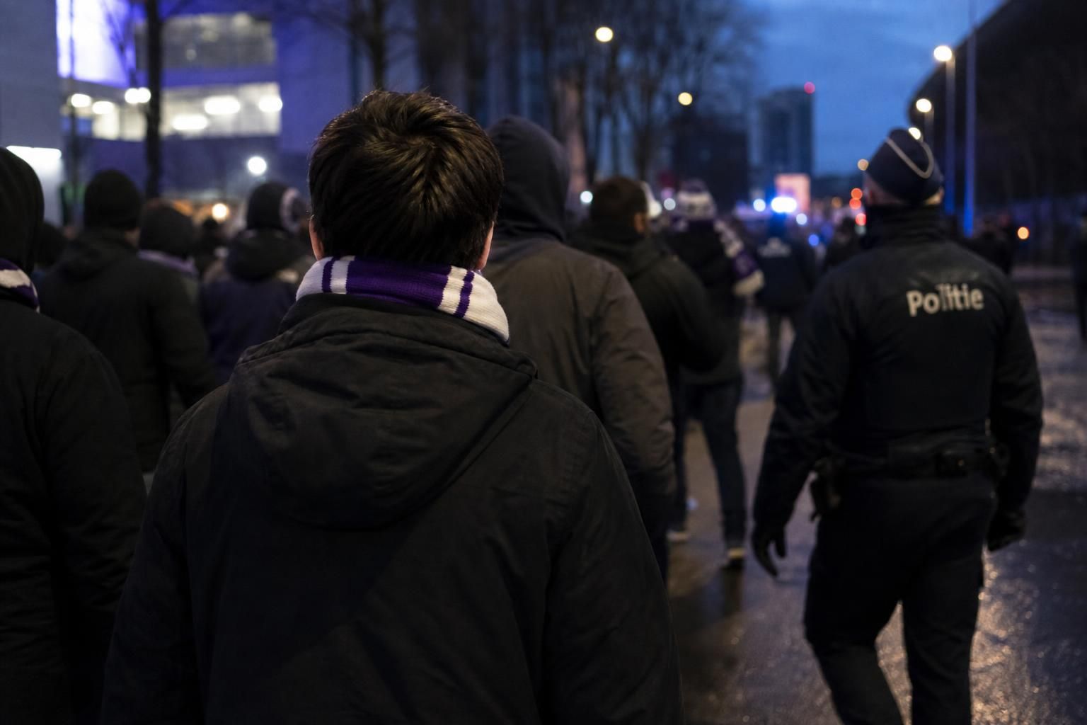 Gespannen sfeer rond Anderlecht-supporters met politie-aanwezigheid bij protest rond Marc Coucke
