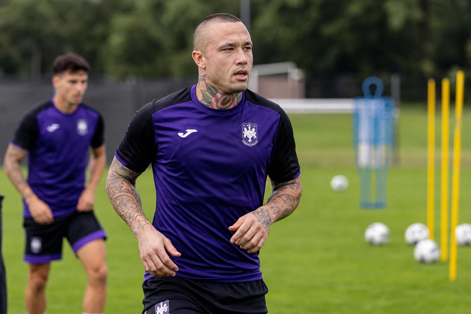 Radja Nainggolan tijdens een trainingsmoment in aanloop naar het nieuwe seizoen met Patro Eisden