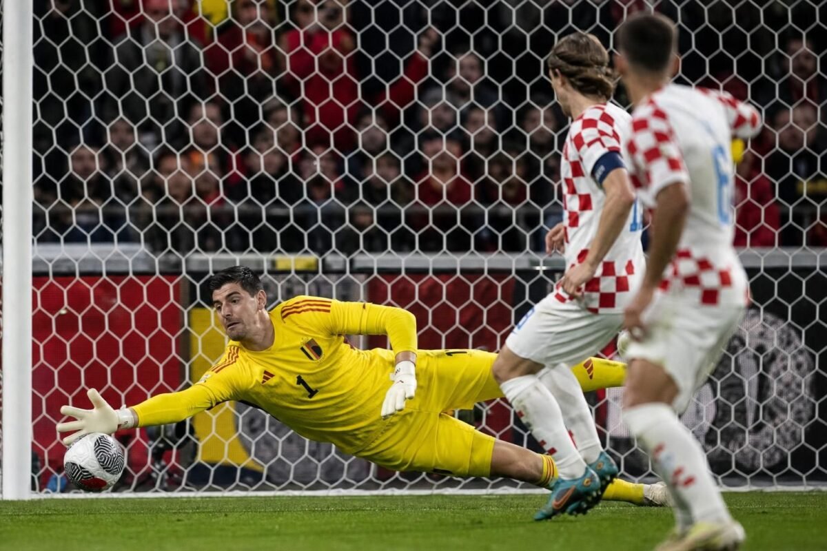 Thibaut Courtois in actie voor de Rode Duivels tegen Kroatië