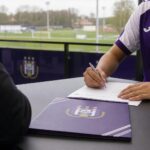 Neerpede-context bij RSC Anderlecht rond een nieuw profcontract voor een jeugdspeler