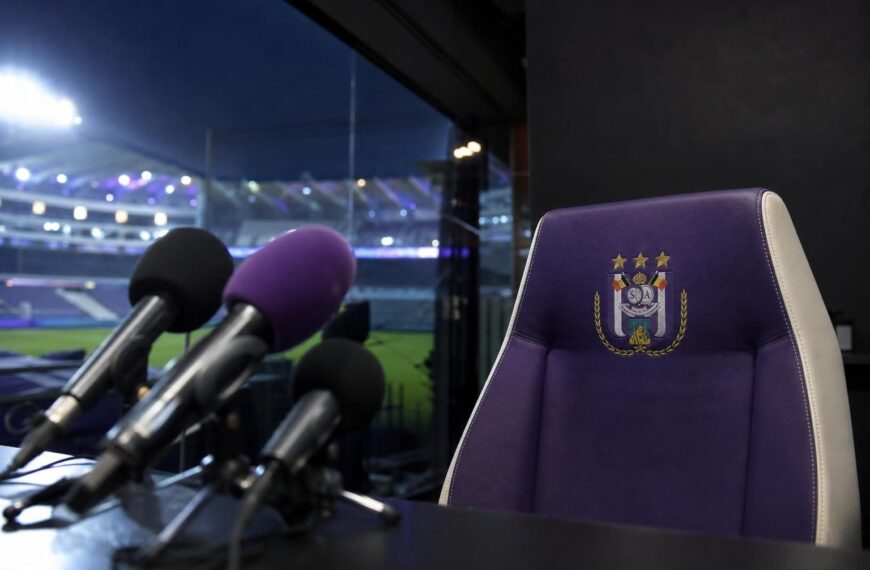 Sfeervol beeld rond RSC Anderlecht in aanloop naar de aanstelling van een nieuwe hoofdcoach