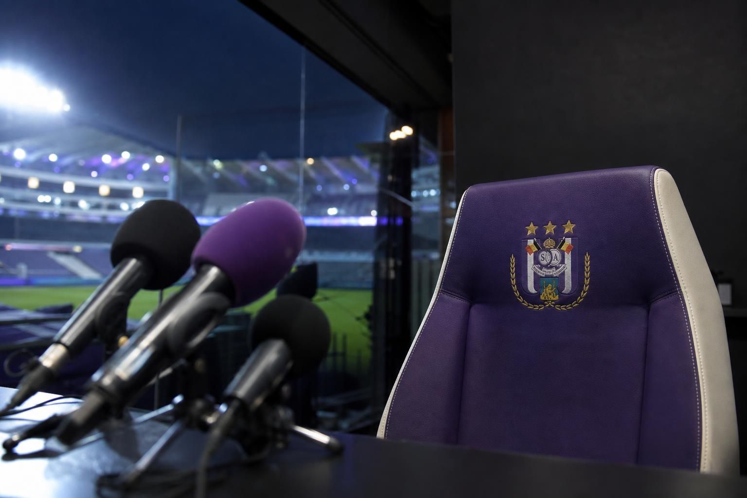 Sfeervol beeld rond RSC Anderlecht in aanloop naar de aanstelling van een nieuwe hoofdcoach