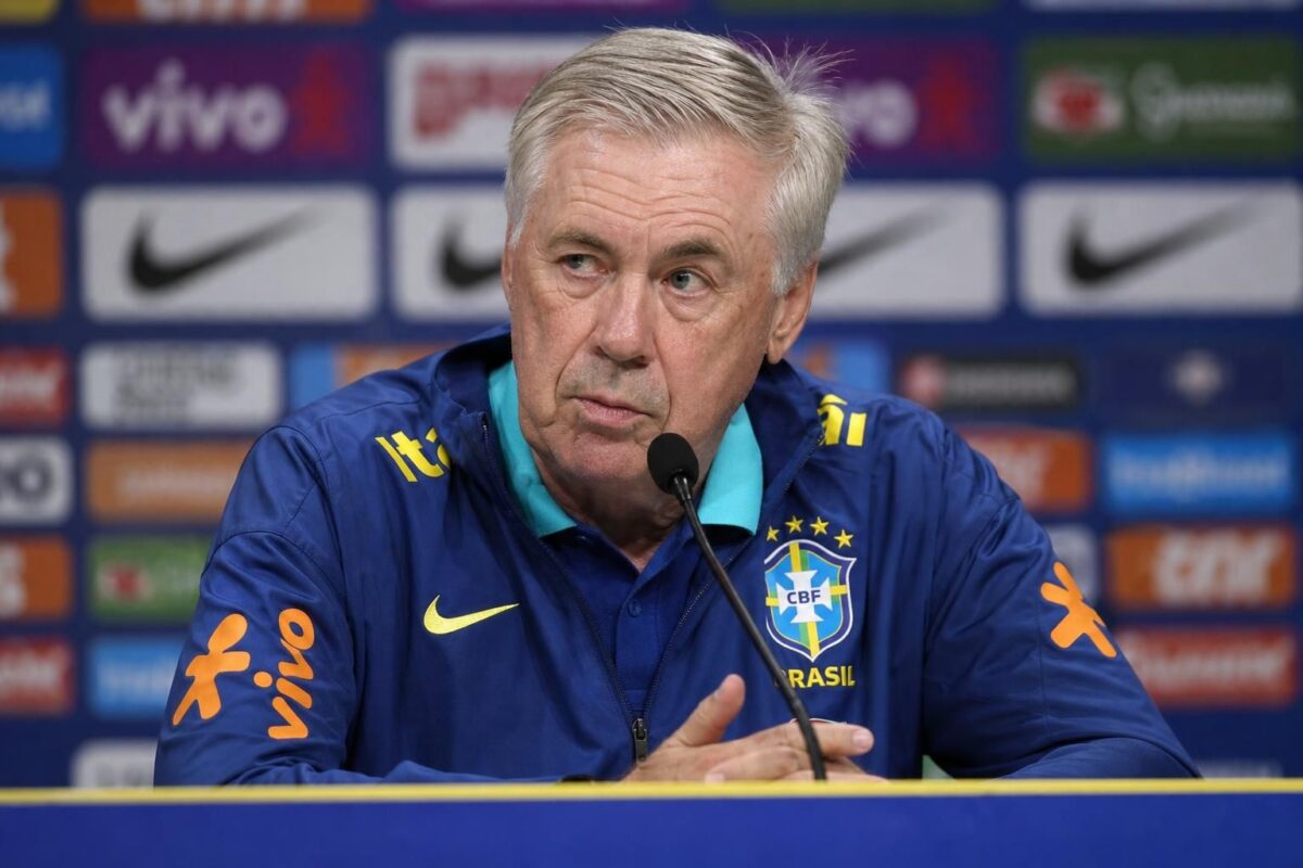 Carlo Ancelotti tijdens een persmoment van Brazilië richting het duel met Schotland