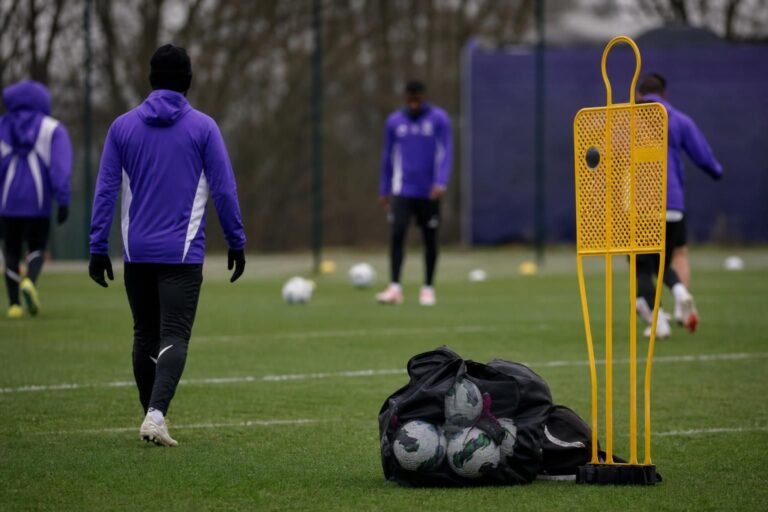 Een gespannen trainingssfeer op Neerpede bij RSC Anderlecht zonder herkenbare gezichten.