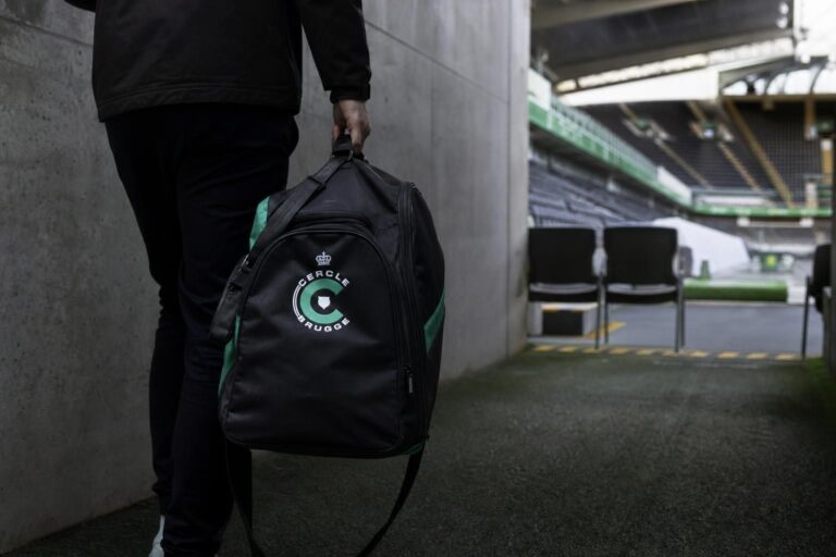 Sfeervolle transfercontext rond Cercle Brugge zonder herkenbare gezichten.