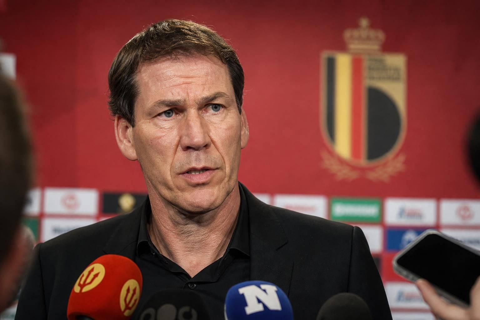 Rudi Garcia in een gespannen perscontext rond de defensieve keuzes bij de Rode Duivels