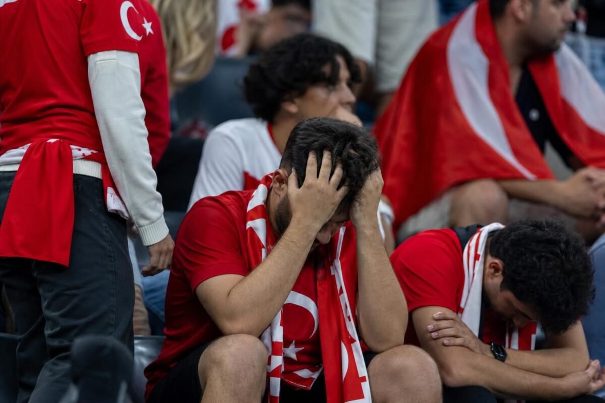 Turkse supporters reageren ontgoocheld na de WK-nederlaag tegen Paraguay