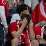 Turkse supporters reageren ontgoocheld na de WK-nederlaag tegen Paraguay