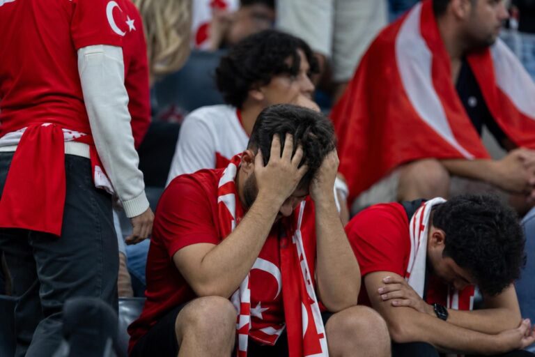 Turkse supporters reageren ontgoocheld na de WK-nederlaag tegen Paraguay