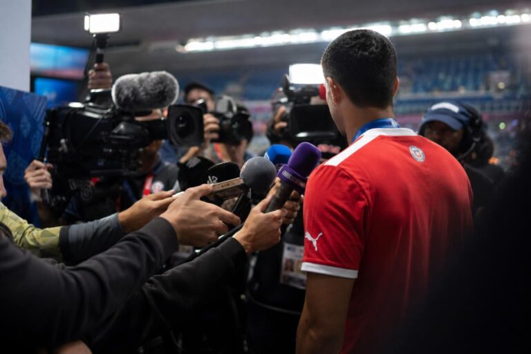 Gustavo Alfaro reageert na de rode kaart voor Miguel Almirón op het WK