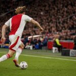Mika Godts benadrukt zijn focus op Ajax na een sterk seizoen in de Eredivisie