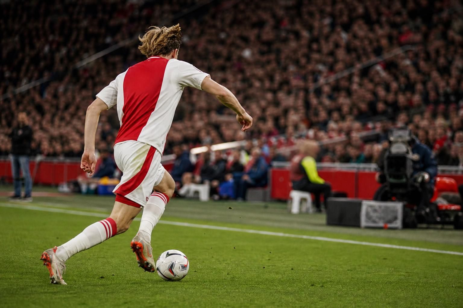 Mika Godts benadrukt zijn focus op Ajax na een sterk seizoen in de Eredivisie
