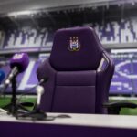 Lege trainersstoel en microfoons in een gespannen Anderlecht-context