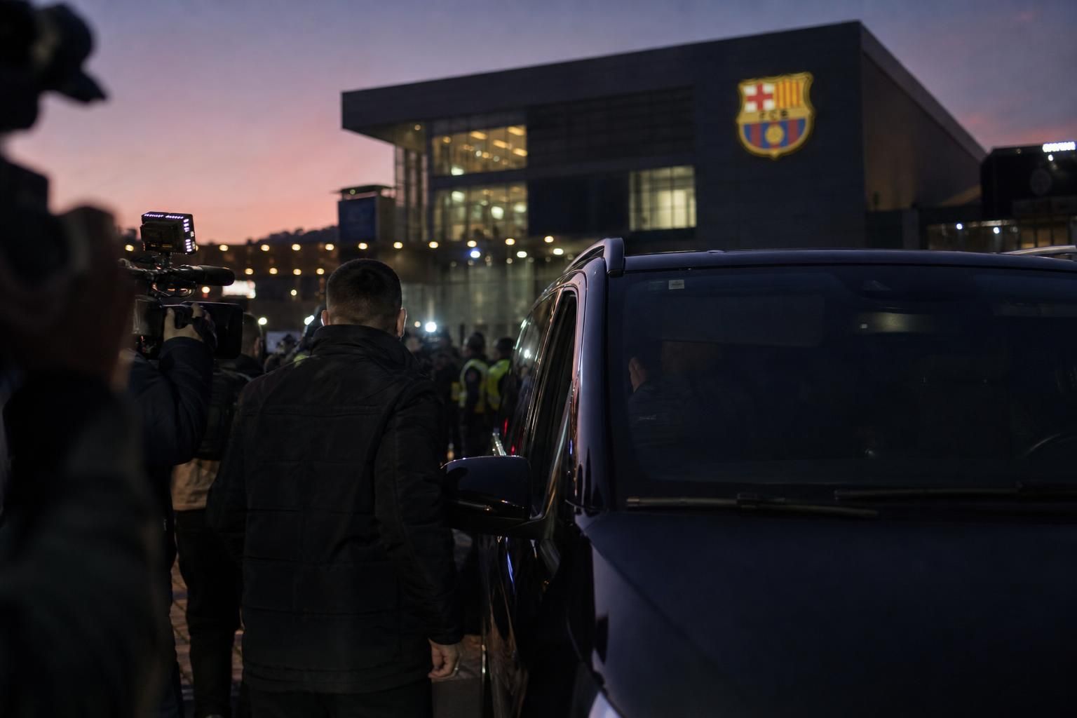 Transfercontext rond Barcelona bij een stadion zonder herkenbare gezichten