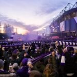 Supporters van RSC Anderlecht in paars-witte sfeer rond het stadion