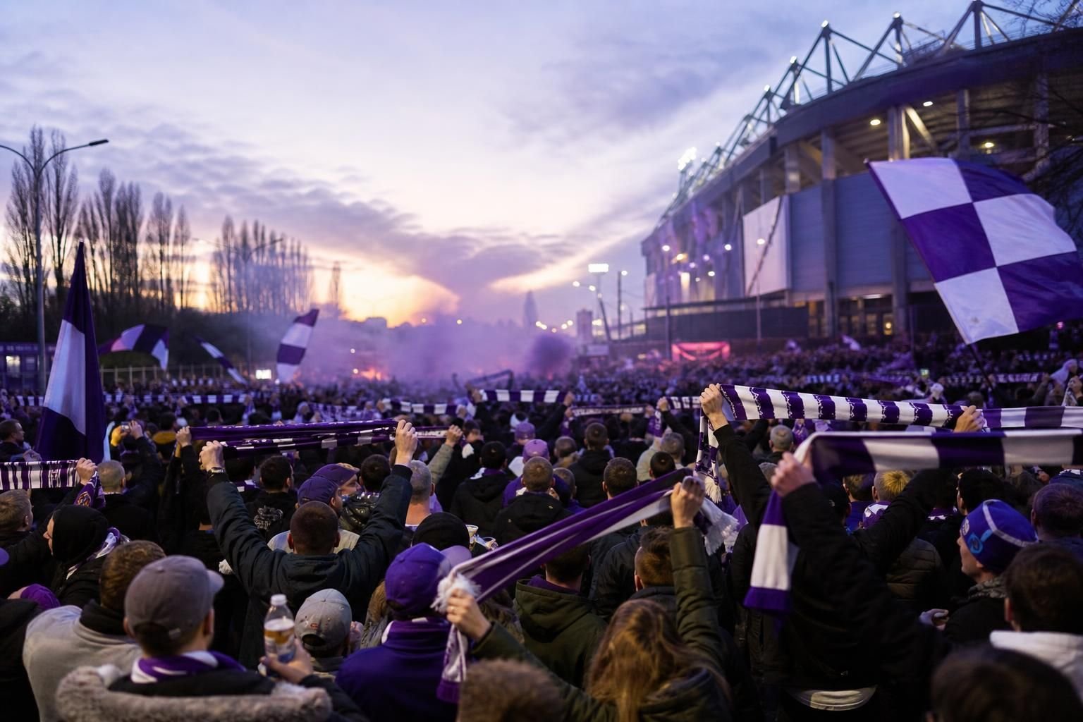Supporters van RSC Anderlecht in paars-witte sfeer rond het stadion