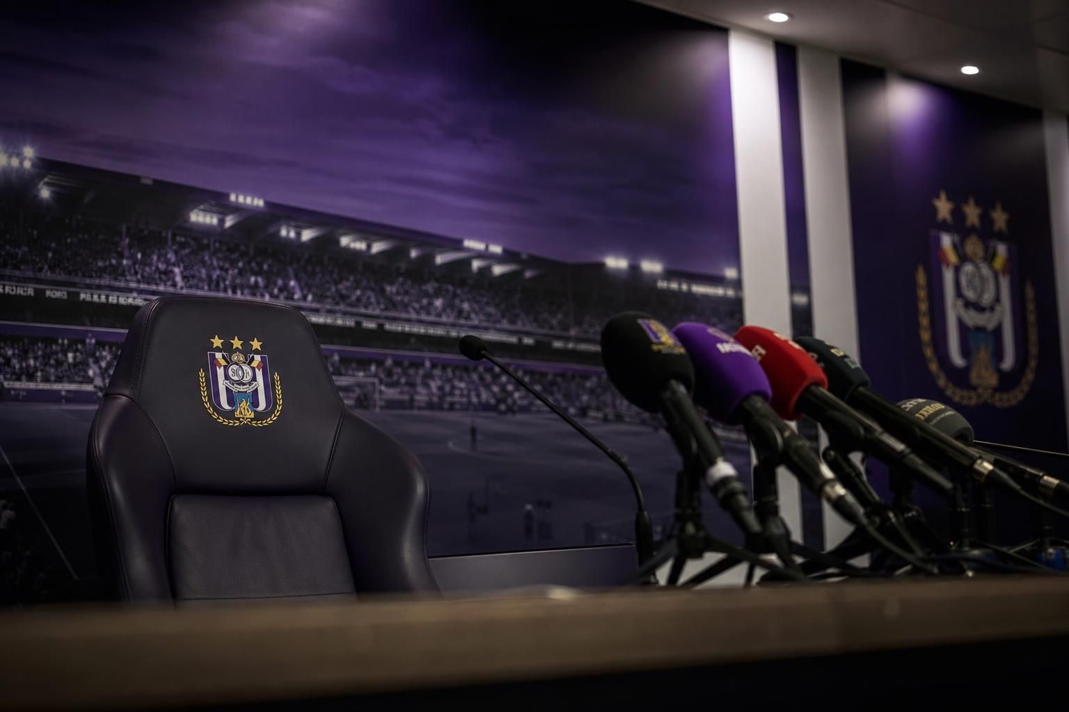 Gespannen perscontext in het Lotto Park rond de trainerszoektocht van Anderlecht
