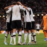 Duitse spelers vieren een late treffer tegen Ivoorkust op het WK