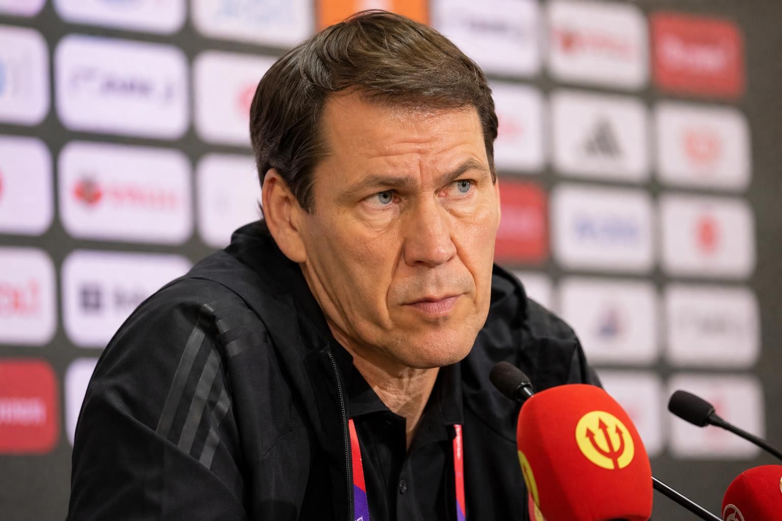 Rudi Garcia tijdens een gespannen persmoment bij de Rode Duivels
