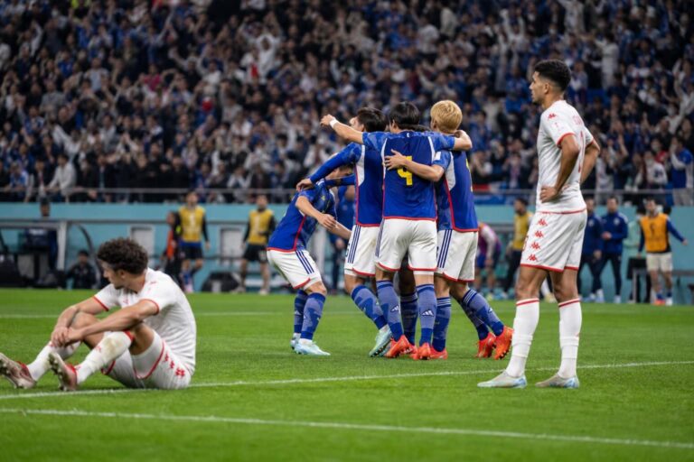 Japan viert een doelpunt tijdens de ruime WK-zege tegen Tunesië