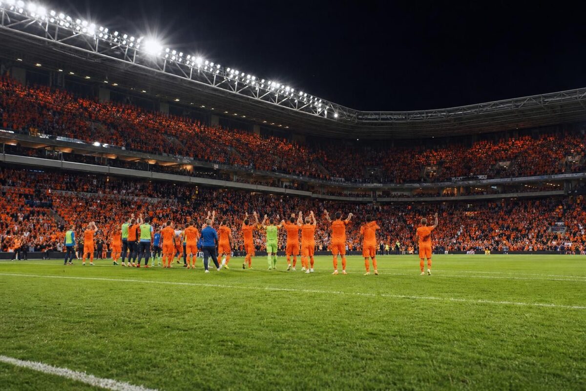 Nederlandse spelers vieren een ruime zege in een stadion zonder herkenbare gezichten