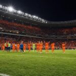 Nederlandse spelers vieren een ruime zege in een stadion zonder herkenbare gezichten