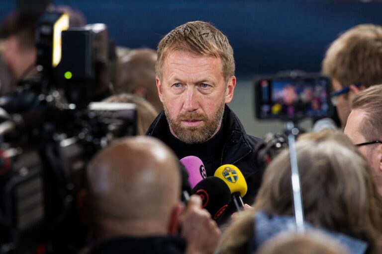 Graham Potter tijdens een gespannen persmoment na de nederlaag van Zweden tegen Nederland