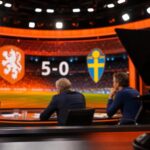Voetbalstudio na de WK-wedstrijd tussen Nederland en Zweden met gespannen analysesfeer