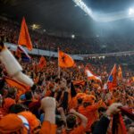 Oranje-supporters vieren tijdens het WK na de ruime zege van Nederland tegen Zweden