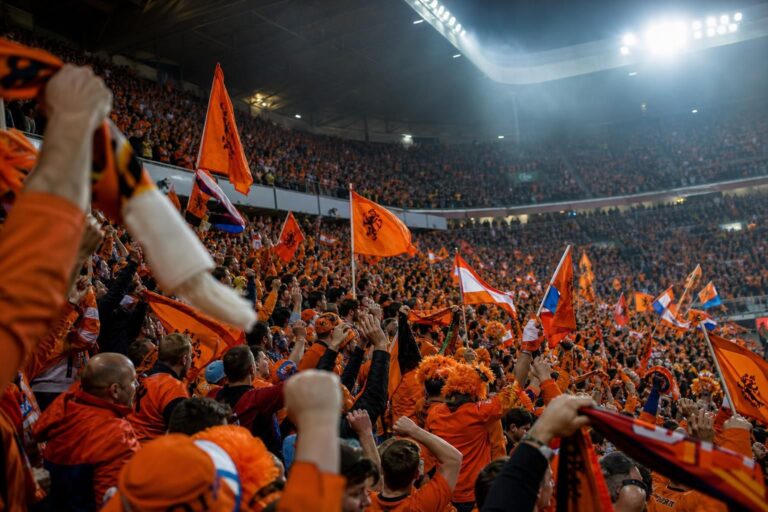 Oranje-supporters vieren tijdens het WK na de ruime zege van Nederland tegen Zweden