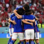 Japanse spelers vieren een WK-doelpunt in een vol stadion