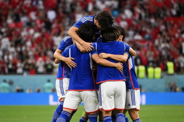 Japanse spelers vieren een WK-doelpunt in een vol stadion