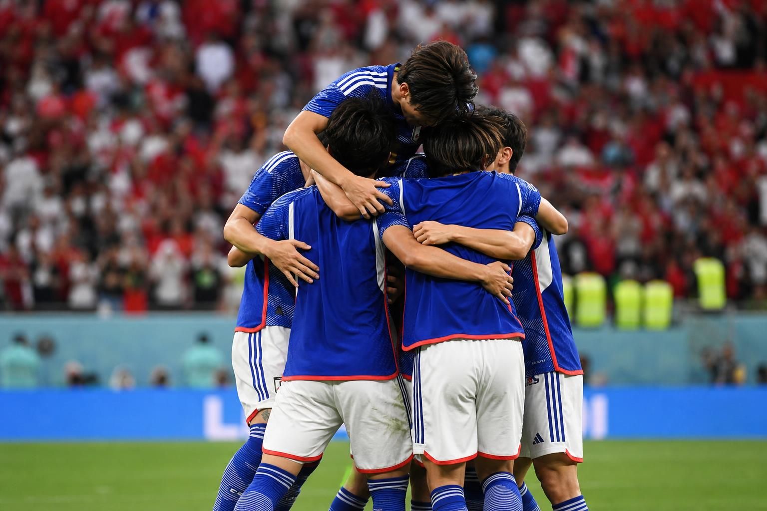 Japanse spelers vieren een WK-doelpunt in een vol stadion
