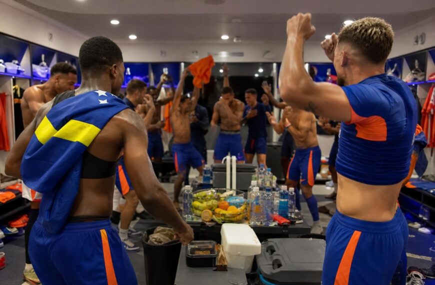 Feestelijke WK-kleedkamersfeer na wedstrijden van Nederland en Curaçao zonder herkenbare gezichten