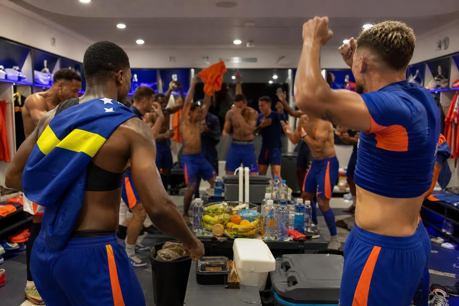 Feestelijke WK-kleedkamersfeer na wedstrijden van Nederland en Curaçao zonder herkenbare gezichten