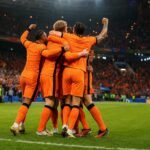 Nederlandse spelers vieren een doelpunt tijdens een WK-wedstrijd zonder herkenbare gezichten