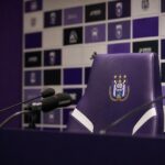 Een gespannen persmoment rond RSC Anderlecht tijdens de zoektocht naar een nieuwe hoofdcoach