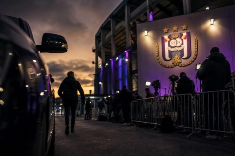 Transfercontext rond RSC Anderlecht bij het stadion zonder herkenbare personen