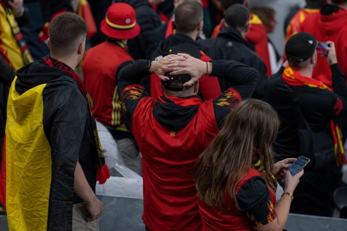 Belgische supporters wachten gespannen op de aftrap van de Rode Duivels tegen Iran