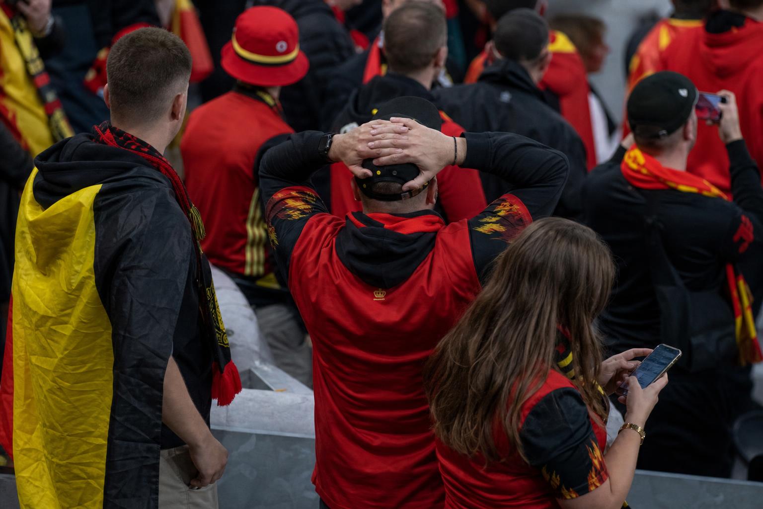 Belgische supporters wachten gespannen op de aftrap van de Rode Duivels tegen Iran