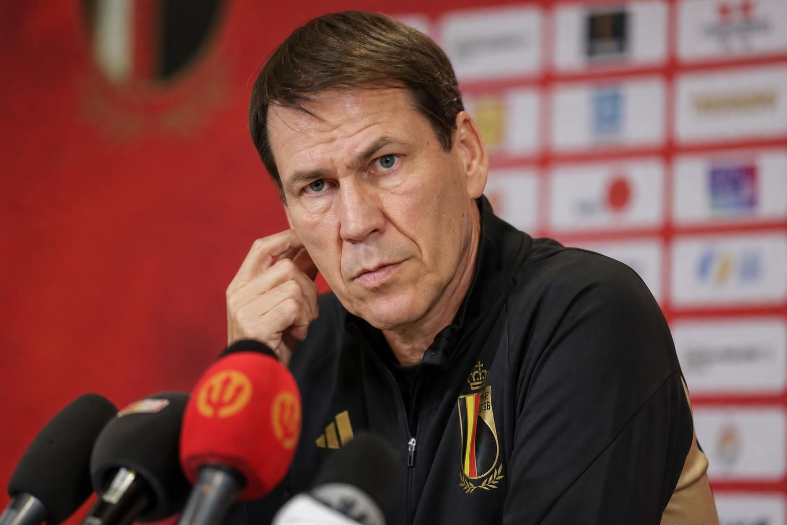 Rudi Garcia tijdens een gespannen persmoment bij de Rode Duivels