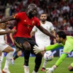 Romelu Lukaku in duel tijdens België-Iran bij de Rode Duivels