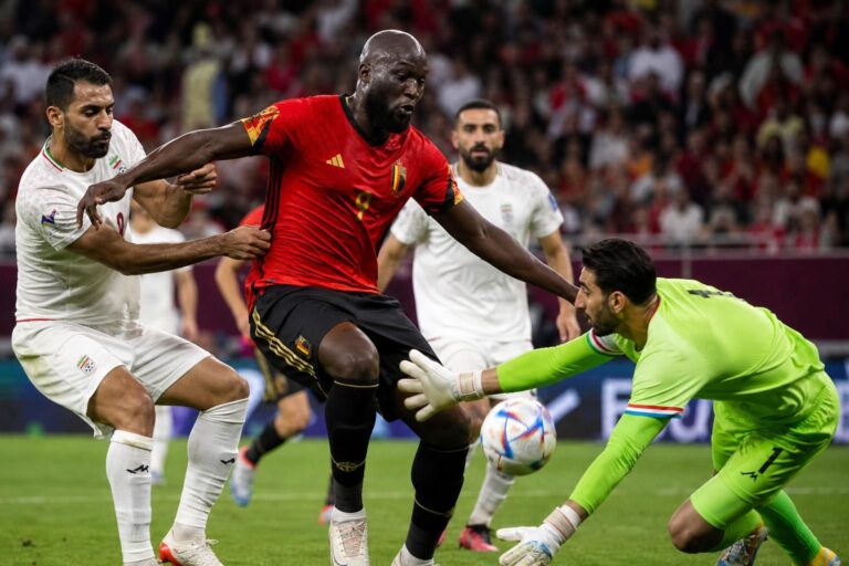 Romelu Lukaku in duel tijdens België-Iran bij de Rode Duivels