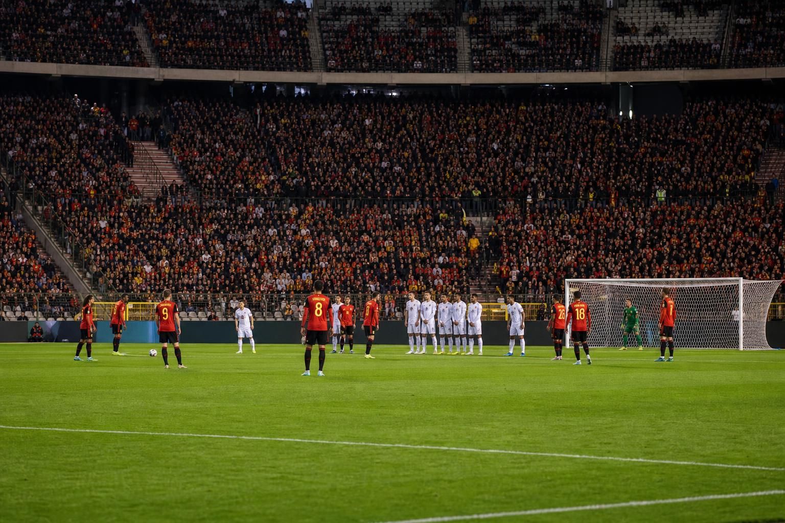 Gespannen stadionbeeld tijdens een wedstrijd van de Rode Duivels tegen een compact verdedigende tegenstander.