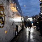 Transfercontext rond Real Madrid met cameraflitsen en een gespannen stadionsfeer.