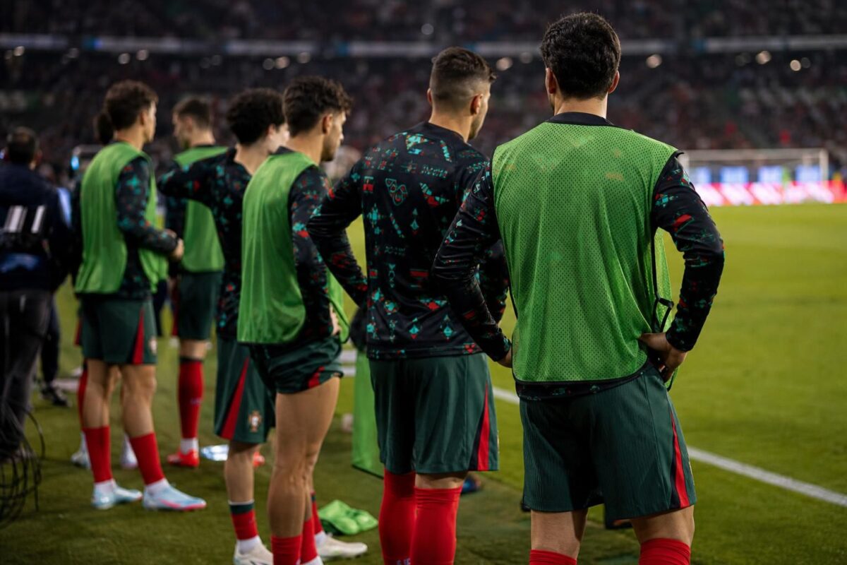 Portugese spelers warmen op langs de zijlijn tijdens een interland.