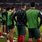 Portugese spelers warmen op langs de zijlijn tijdens een interland.